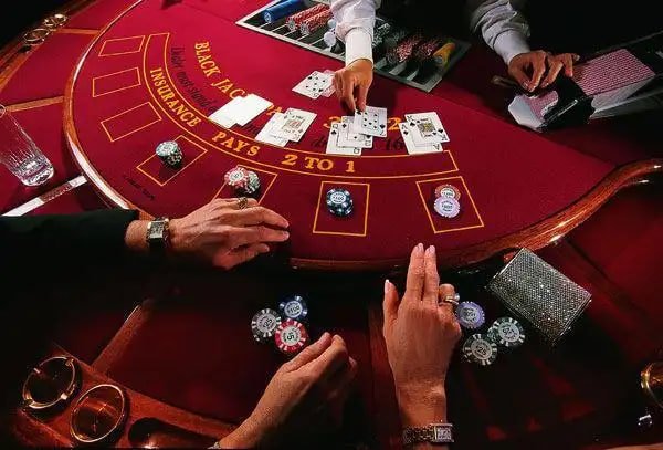 Filipino players browsing 5jl sports and casino platform on mobile